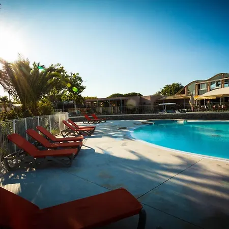 Camping Sunissim La Clape 4 By Locatour مكان تخييم